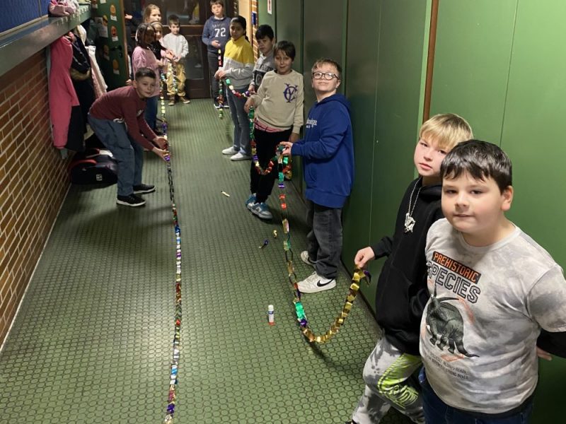 Am 08.12.23 durften die Klassen 1-3 und 3/4 in der Marktstraße zwei Tannenbäume schmücken. Dazu bastelten beide Klassen in den letzten Tagen zwei mehrere Meter lange Girlanden aus Glanzpapier. Die Fotos der fertigen Weihnachtsbäume sind auf dieser Homepage bei den Klassen zu sehen!